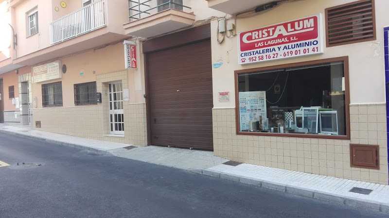 Fotografia tomada fuera de CRISTALUM LAS LAGUNAS SL - Carpintería metálica y de aluminio en Las Lagunas de Mijas, Málaga