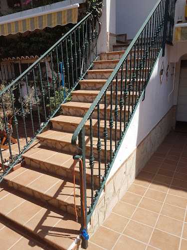 Fotografia tomada fuera de Hierros y Aluminios Las Lagunas s.l. - Carpintería metálica y de aluminio en Las Lagunas de Mijas, Málaga