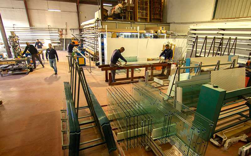 Fotografia tomada fuera de Glass Dynamics S.L. - Carpintería metálica y de aluminio en Las Lagunas de Mijas, Málaga
