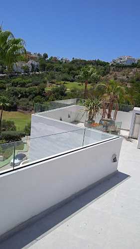 Fotografia tomada fuera de Crisur Aluminios94 - Carpintería metálica y de aluminio en Las Lagunas de Mijas, Málaga