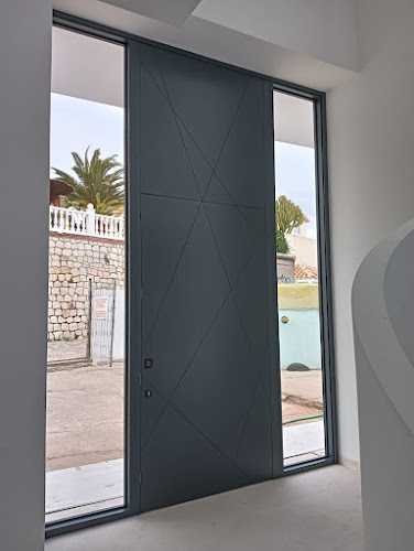 Fotografia tomada fuera de Puertas Carrasco SL - Carpintería en Las Lagunas de Mijas, Málaga