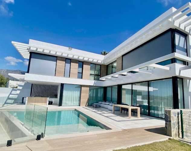 Fotografia tomada fuera de MECAPERFIL - Ventana de aluminio en Las Lagunas, Málaga