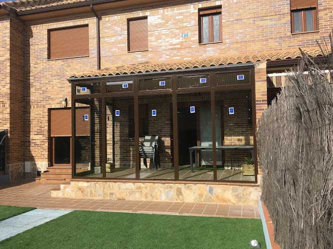 Fotografia tomada fuera de Aluminios Alarcón S.L. - Carpintería metálica y de aluminio en La Estación, Madrid