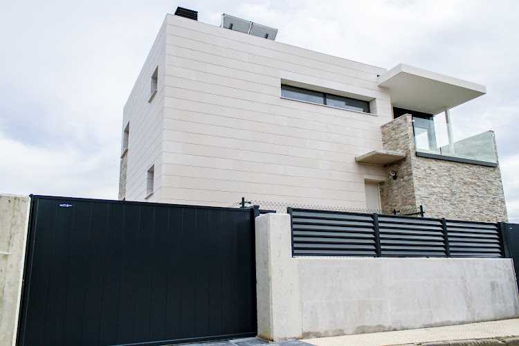 Fotografia tomada fuera de Montellosa carpintería metálica SL - Carpintería metálica y de aluminio en Arroyomolinos, Madrid