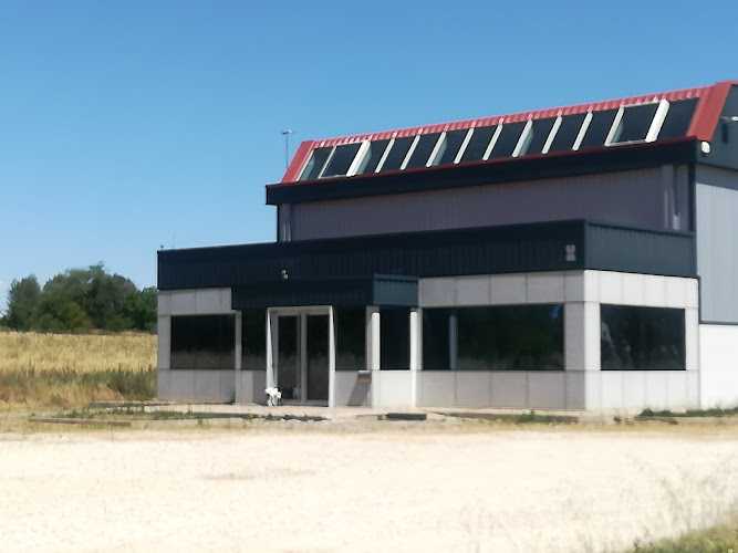 Fotografia tomada fuera de Aluminios Guadilla S.L - Carpintería metálica y de aluminio en Guadilla de Villamar, Burgos