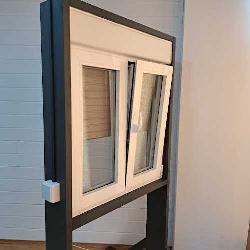 Fotografia tomada fuera de PEINADO ALUMINIO Y PERSIANAS - Carpintería metálica y de aluminio en Vélez-Málaga, Málaga