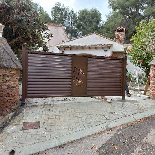 Fotografia tomada fuera de Industrias toni - Carpintería metálica y de aluminio en Port de Sagunt, Valencia