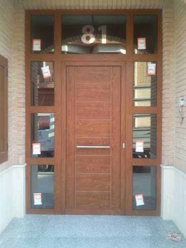 Fotografia tomada fuera de Carpintería de aluminio y PVC Exmi - Carpintería metálica y de aluminio en Calahorra, La Rioja