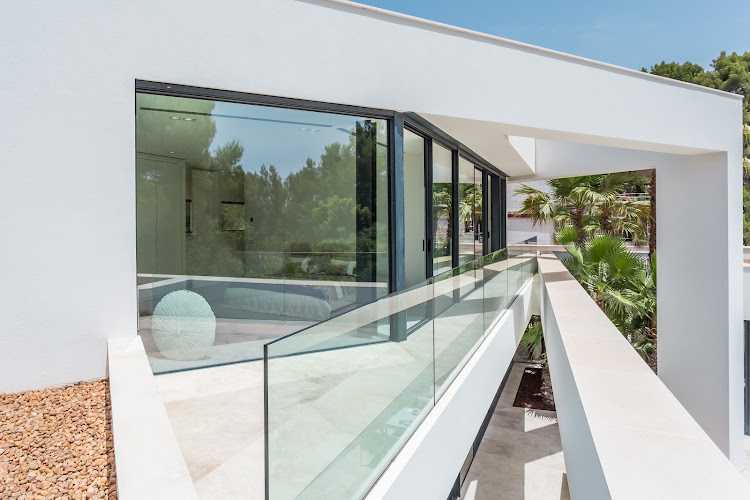 Fotografia tomada fuera de Ramón Sánchez Aluminium - Carpintería Metálica - Carpintería metálica y de aluminio en Port d'Andratx, Baleares