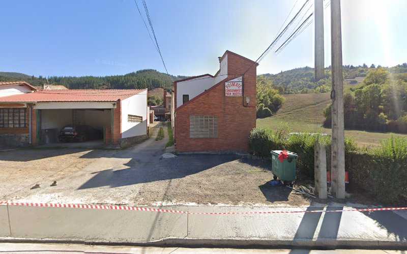 Fotografia tomada fuera de Poimate - Carpintero en Potes, Cantabria