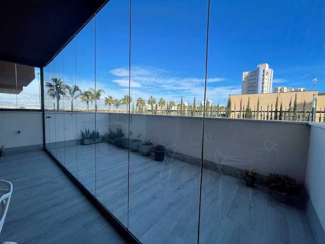 Fotografia tomada fuera de Atic System - Carpintería metálica y de aluminio en Piles, Valencia