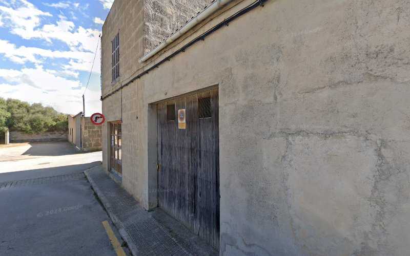 Fotografia tomada fuera de Carpintería Rubí - Tienda de armarios en Petra, Baleares