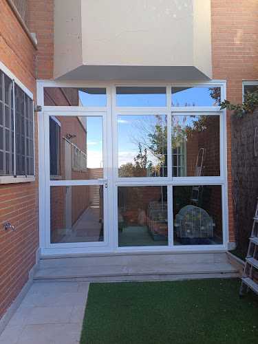 Fotografia tomada fuera de Aluminios Poli - Carpintería metálica y de aluminio en Parla, Madrid