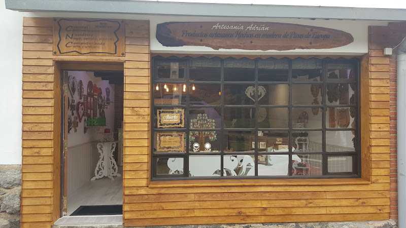 Fotografia tomada fuera de Tienda Artesania Adrián - Tâmplar en Ojedo, Cantabria