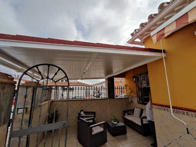 Fotografia tomada fuera de Talleres de Aluminio Salvador Muñoz Rojas S. L. - Carpintería metálica y de aluminio en Málaga, Málaga