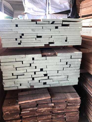 Fotografia tomada fuera de Fustes Figueres S L - Empresa maderera en El Far D'Emporda, Girona