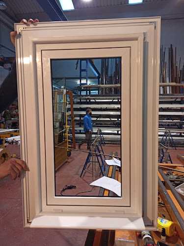 Fotografia tomada fuera de Brico Alu S L - Tienda de bricolaje en Figueres, Girona