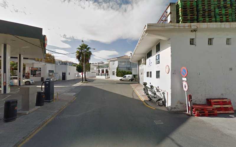 Fotografia tomada fuera de Aluvidrio S.C.A. - Carpintería metálica y de aluminio en Motril, Granada