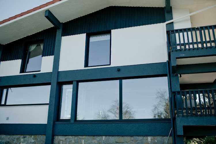 Fotografia tomada fuera de Vega Ventanas De PVC - Carpintería metálica y de aluminio en Getxo, Vizcaya