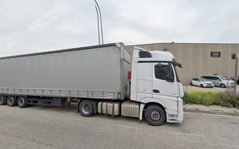 Fotografia tomada fuera de DCM mobiliario - Tienda de muebles en Montornès del Vallès, Barcelona