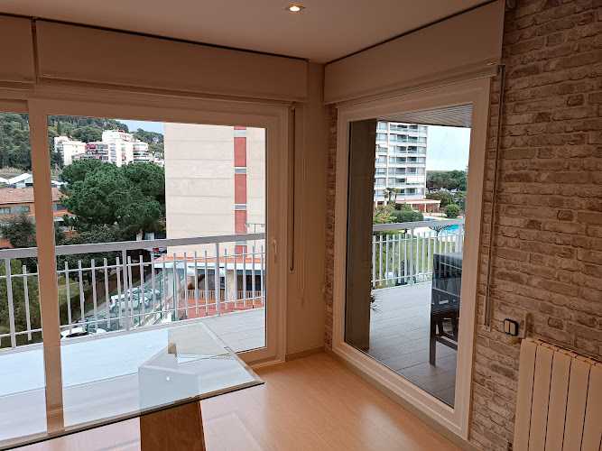 Fotografia tomada fuera de Casares Alumini I P.V.C. - Servei d'instal·lació de finestres en Barcelona, Barcelona