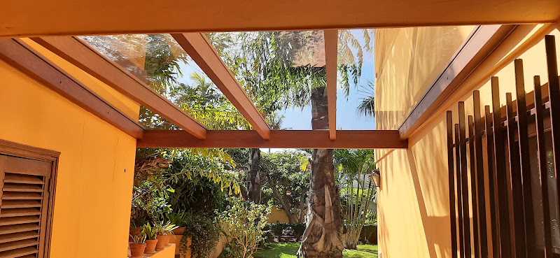 Fotografia tomada fuera de Aluminios Ezequiel González - Carpintería metálica y de aluminio en Tegueste, Santa Cruz de Tenerife