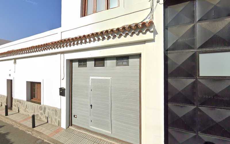 Fotografia tomada fuera de Carpintería de Madera José Válido e Hijos - Fábrica de muebles en Los Hoyos, Las Palmas