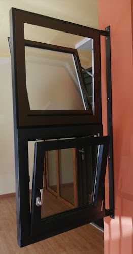 Fotografia tomada fuera de Metall Cerdanya, Puigcerdà - Ventana de aluminio en Puigcerdà, Girona