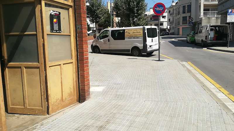 Fotografia tomada fuera de Fusteria Javier Sánchez - Carpintero en Palafolls, Barcelona
