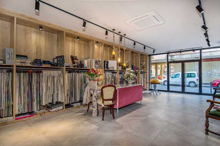 Fotografia tomada fuera de Lo Tapi'S - Tapisseria en Balaguer, Lérida