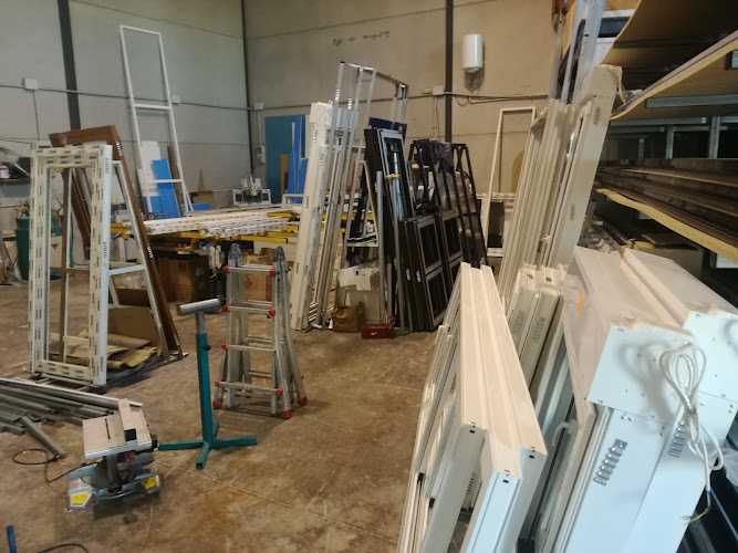 Fotografia tomada fuera de +Q ventanas - Taller de instalación de puertas y ventanas en Xàbia, Alicante