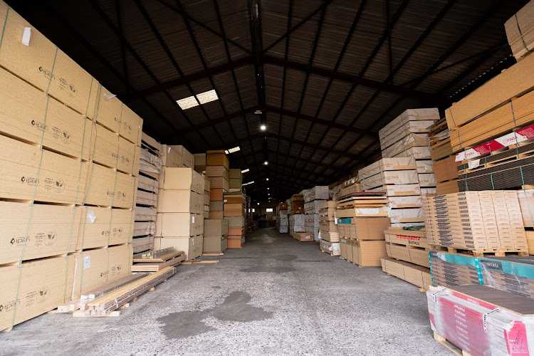 Fotografia tomada fuera de Maderas OBIOLS almacenes - Establecimiento de venta de madera en Lleida, Lérida