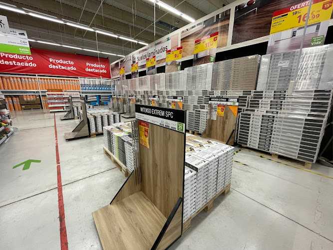 Fotografia tomada fuera de Leroy Merlin Compact Palencia - Tienda de bricolaje en Palencia, Palencia