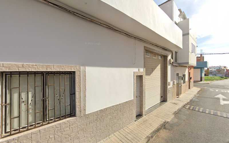 Fotografia tomada fuera de ALUMINIOS Y AUTOMATISMOS A.M.S - Carpintería metálica y de aluminio en Santa Lucía de Tirajana, Las Palmas
