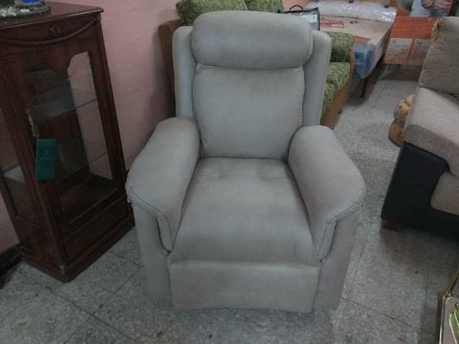 Fotografia tomada fuera de Muebles Y Tapizados Lozano - Tapicería en El Pedernoso, Cuenca