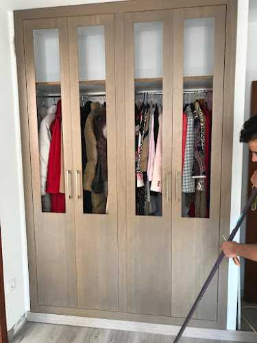 Fotografia tomada fuera de Barnizados Y Lacados José Luis Maya - Carpintería en Dos Hermanas, Sevilla