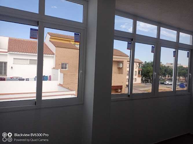 Fotografia tomada fuera de ALUMINIOS BAJO - Carpintería metálica y de aluminio en Dos Hermanas, Sevilla