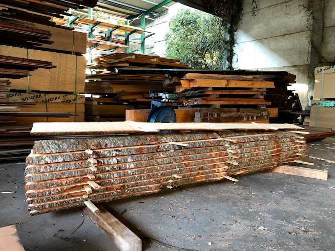 Fotografia tomada fuera de Maderas Perarnau SA - Proveedor de madera en Canet de Mar, Barcelona