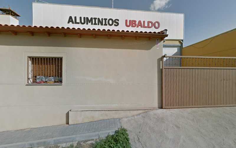 Fotografia tomada fuera de Aluminios Ubaldo - Carpintería metálica y de aluminio en Cabezamesada, Toledo