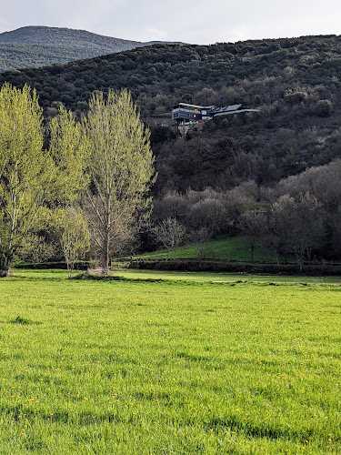 Fotografia tomada fuera de Fusteria Les Vernedes - Carpintería en Sort, Lérida