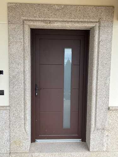 Fotografia tomada fuera de cerrajeria hnos albarran - Ventana de aluminio en Arenas de San Pedro, Ávila