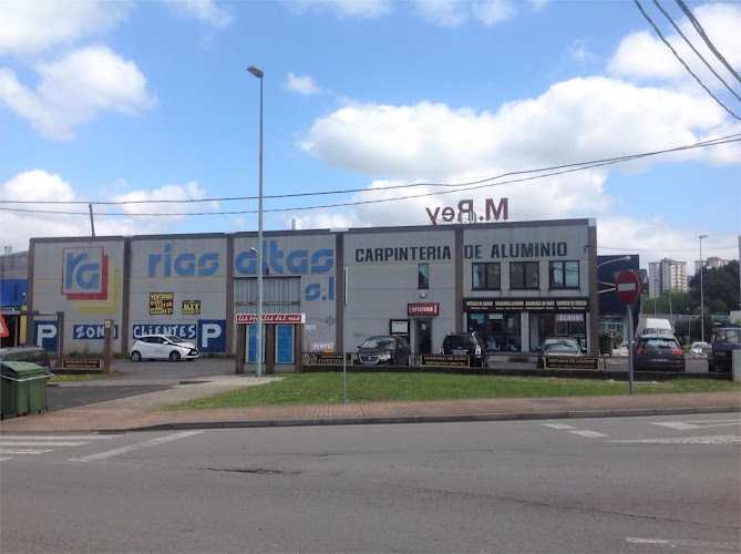 Fotografia tomada fuera de Aluminios Rías Altas - Carpintería metálica y de aluminio en Gandara, A Coruña