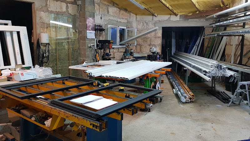 Fotografia tomada fuera de Aluminis i Vidres Toni - Carpintería en Llubí, Baleares