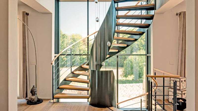 Fotografia tomada fuera de Windows Studio Finstral en Almería - Puertas y Ventanas - Carpintería metálica y de aluminio en Adra, Almería