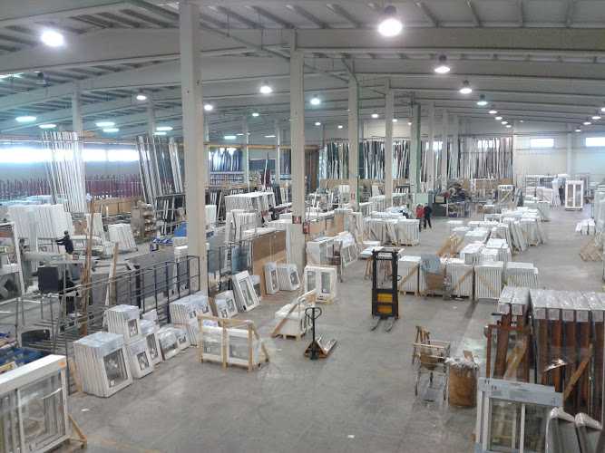 Fotografia tomada fuera de Industrias Del Aluminio Reynalco - Carpintería metálica y de aluminio en Sueca, Valencia