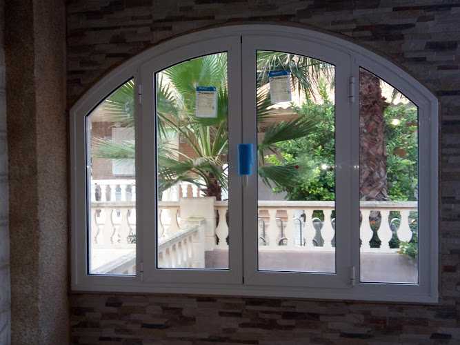 Fotografia tomada fuera de ALUMINIS CEBOLLA, S.L. - Carpintería metálica y de aluminio en Sueca, Valencia