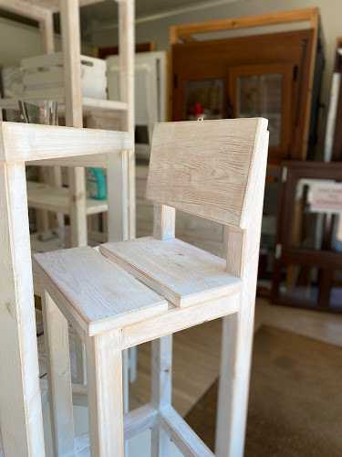 Fotografia tomada fuera de Mobles i Fusteria Jesús - Botiga de mobles en Artesa de Segre, Lérida