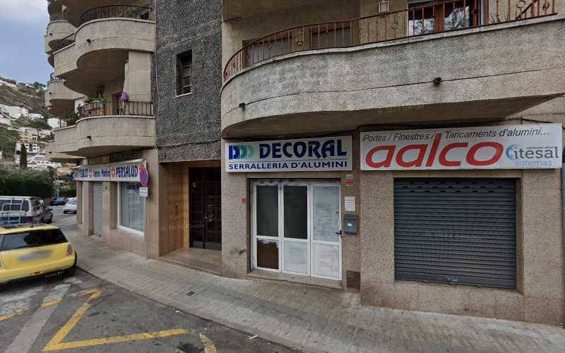 Fotografia tomada fuera de Roses Decoral S L - Carpintería metálica y de aluminio en Roses, Girona