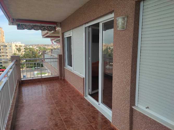 Fotografia tomada fuera de Europrofil ventanas y puertas de PVC y Aluminio - Carpintería metálica y de aluminio en Torrevieja, Alicante