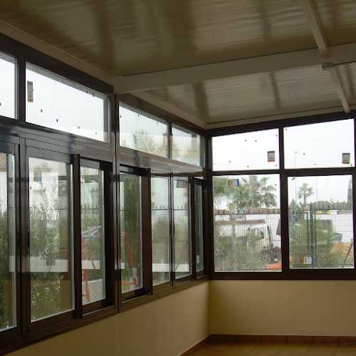 Fotografia tomada fuera de Torre2000 - Carpintería metálica y de aluminio en Torrevieja, Alicante